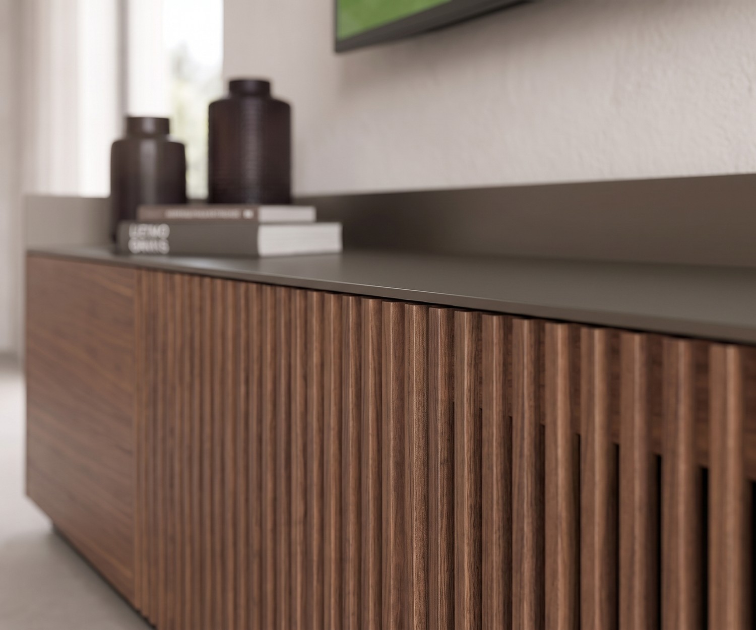 Punt Stockholm TV Lowboard mit Holzlamellen TV Lowboard Punt Stockholm mit Holzlamellen-Front in Nussbaum und Aluminium-Top im modernen Wohnzimmer.